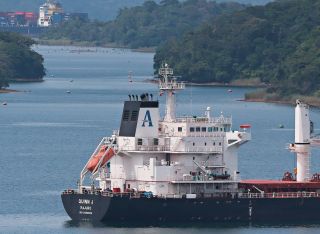 Panama, 11 agosto 2015. ARR. El Canal de Panama restringirá el paso a buques de gran tamaño a partir del próximo mes, debido a los bajos niveles de los lagos por la falta de lluvias en el país. Un grupo de buques espera su turno para entrar a las esclusas de Gatún. La Prensa/ Ana Rentería